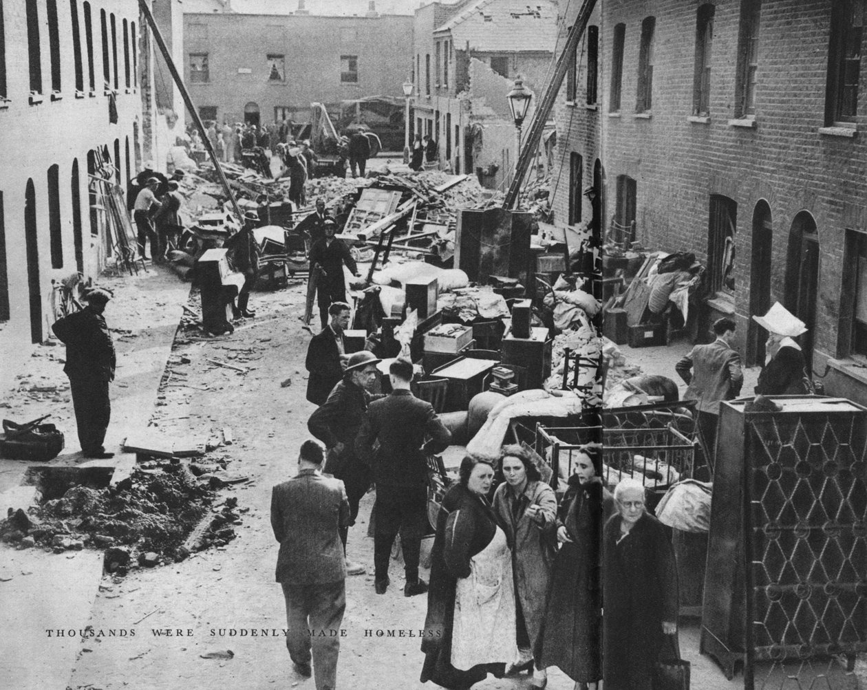 Tusinder blev pludselig gjort hjemløse, c1940 1942 af Unbekannt