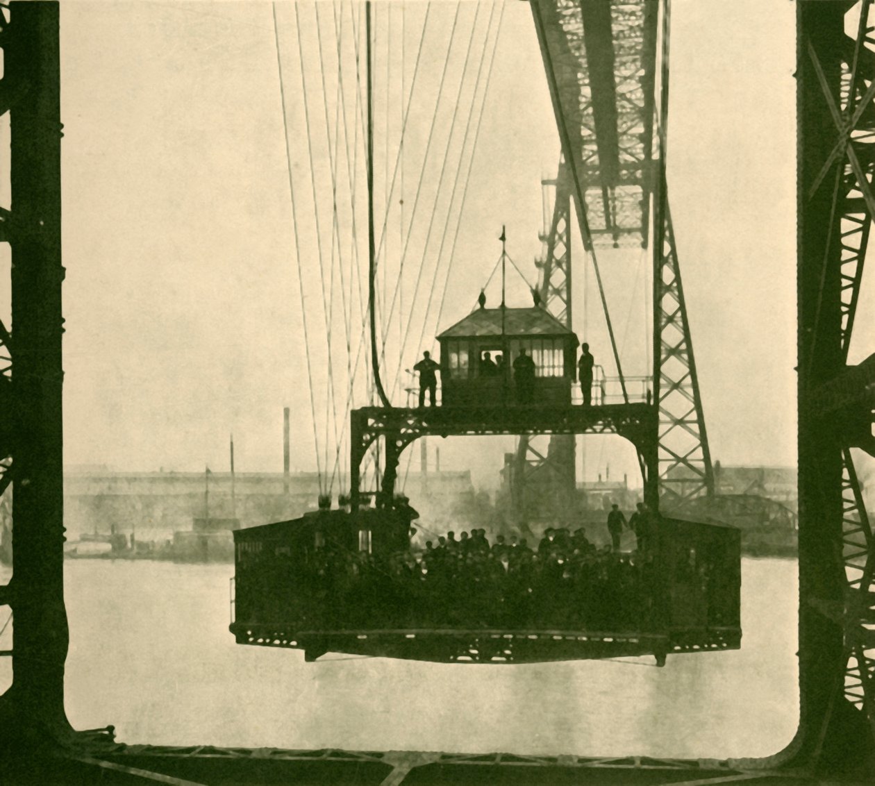 Rejsende bil, Transporter Bridge, Middlesborough, c1930. af Unbekannt