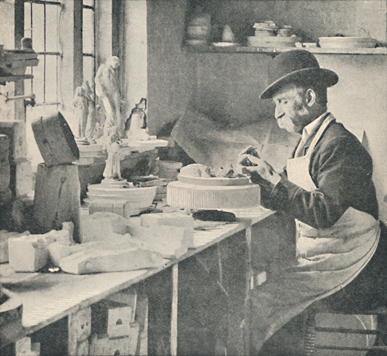 Opskæring af dele af råt ler, c1917 af Unbekannt