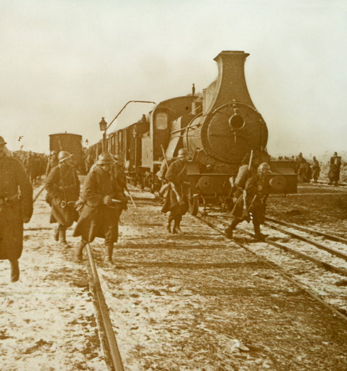 Tropper går fra borde fra damptog, c1914-c1918 af Unbekannt