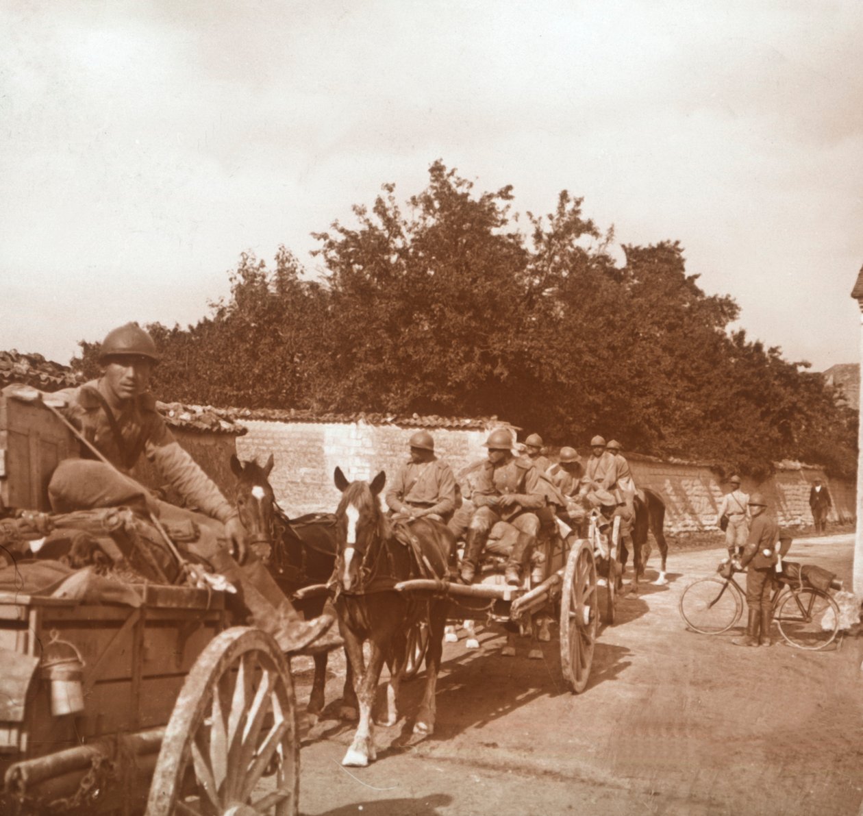 Tropper i hestetrukne vogne, Raux, Frankrig, c1914-c1918 af Unbekannt