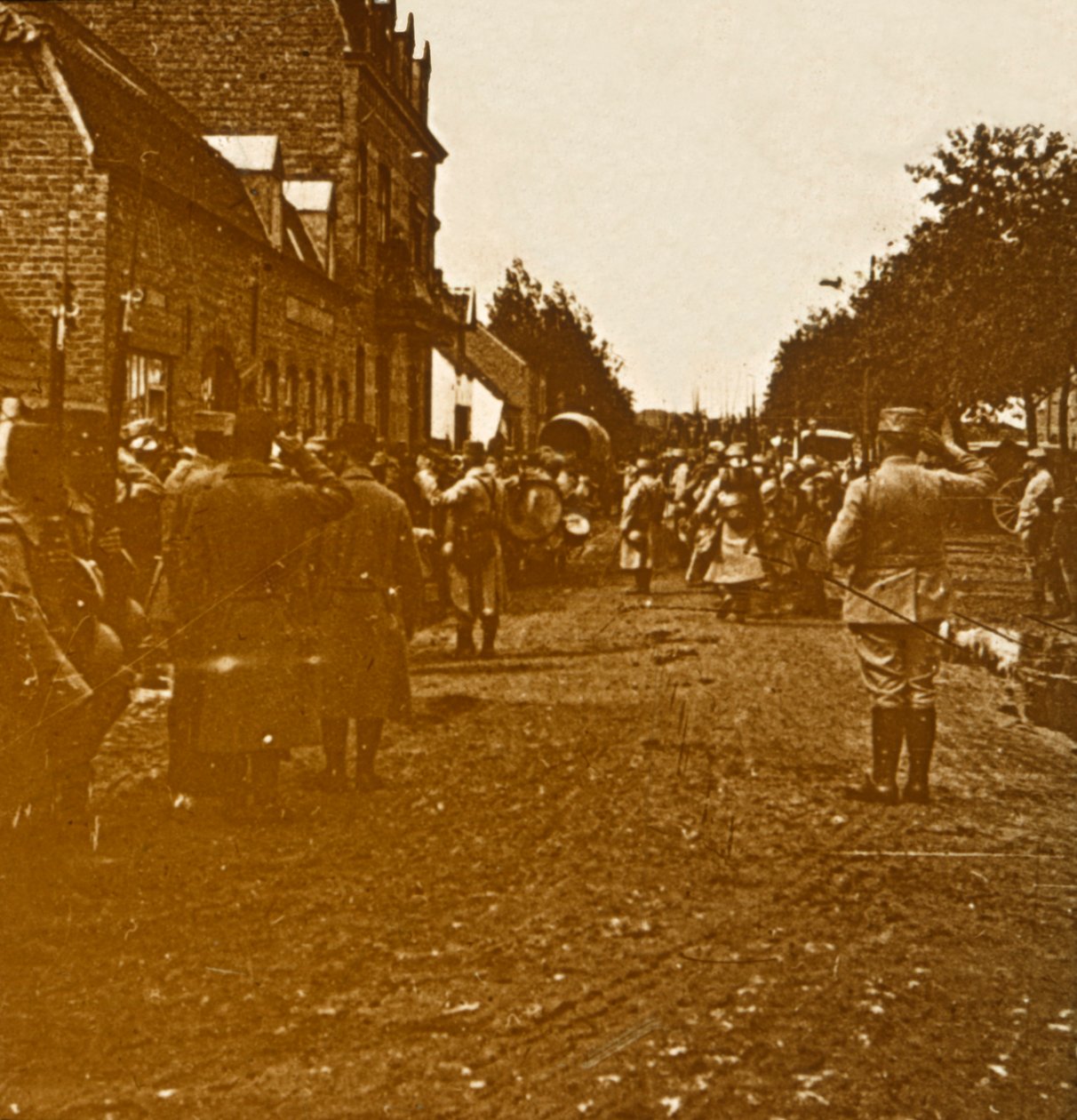 Tropper på vej, c1914-c1918 af Unbekannt