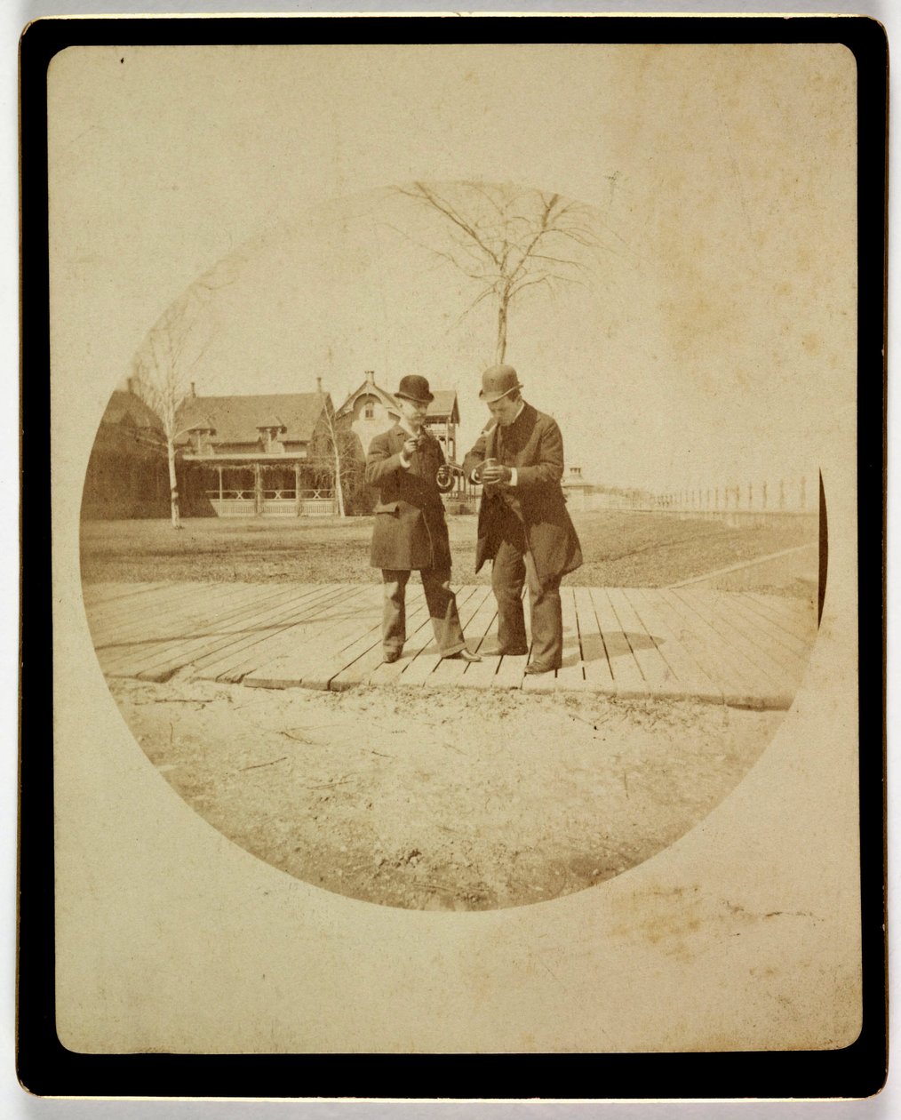 "To mænd på en strandpromenade", vers 1890 af Unbekannt