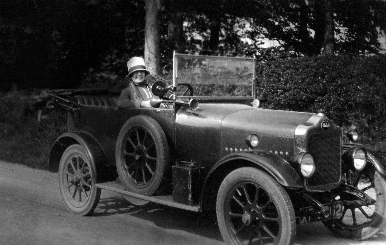Kvinde, der kører bil, 1930 af Unbekannt