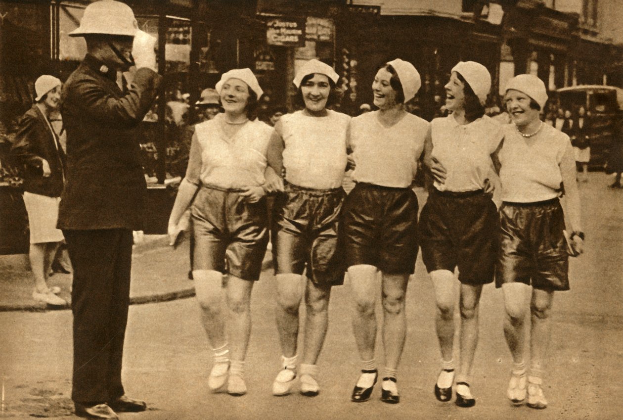 Kvinder iført shorts, 1930, 1933. af Unbekannt