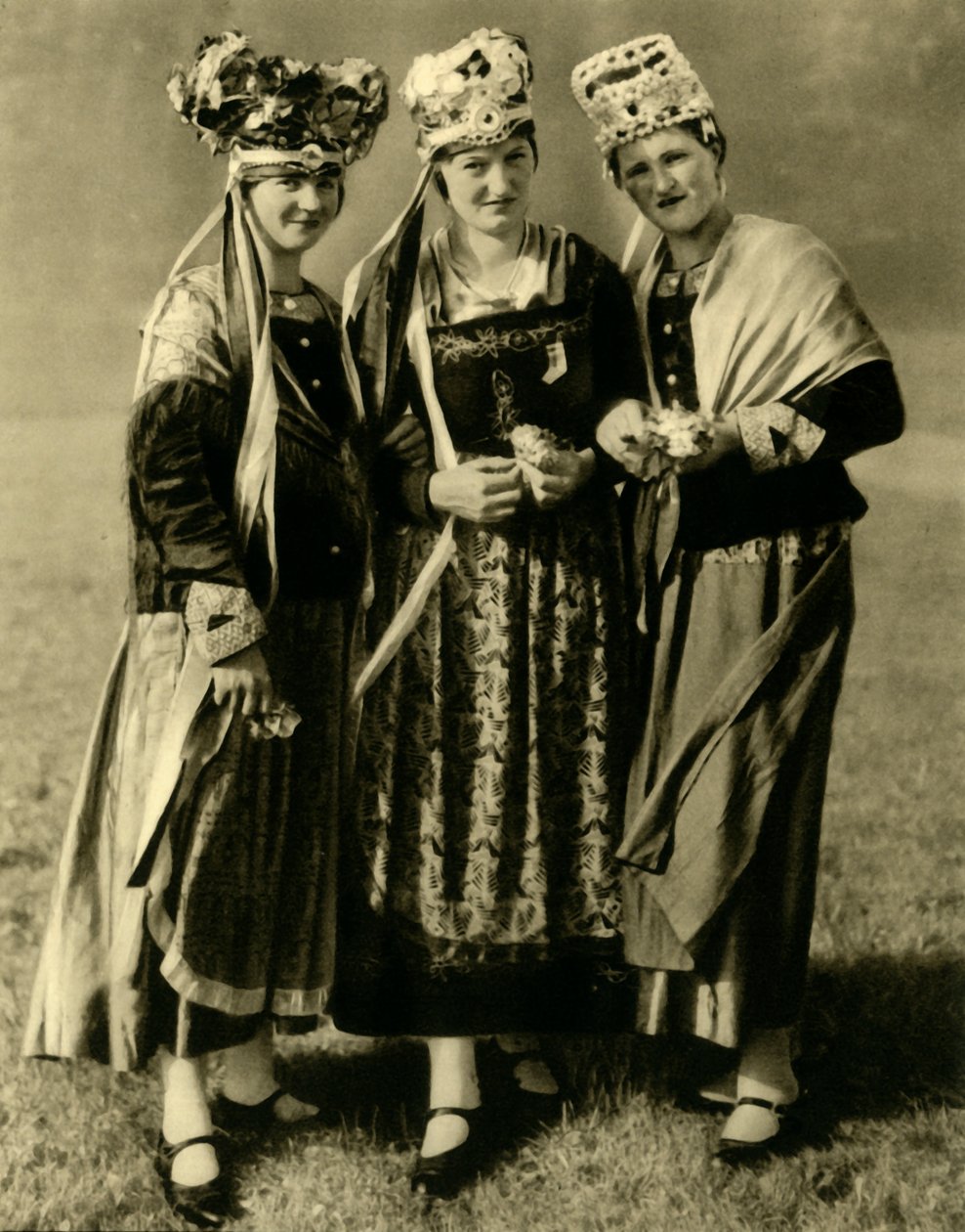 Unge kvinder i traditionel kostume, Steiermark, Østrig, c1935. af Unbekannt