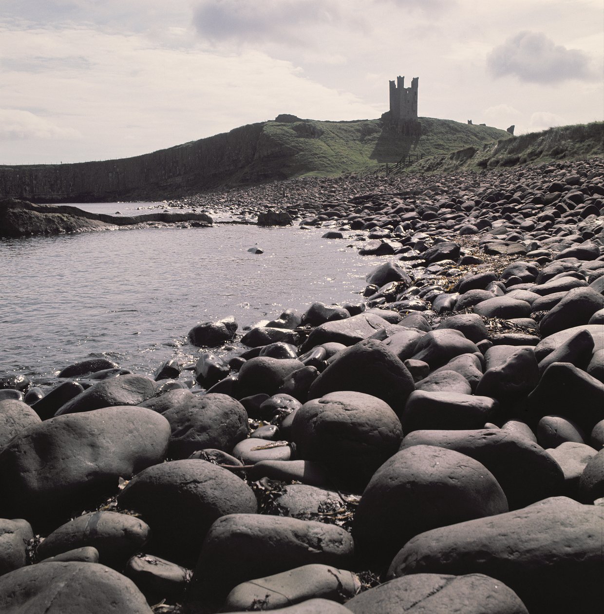 Udsigt over Dunstanburgh Castle, Northumberland af Unbekannt Unbekannt