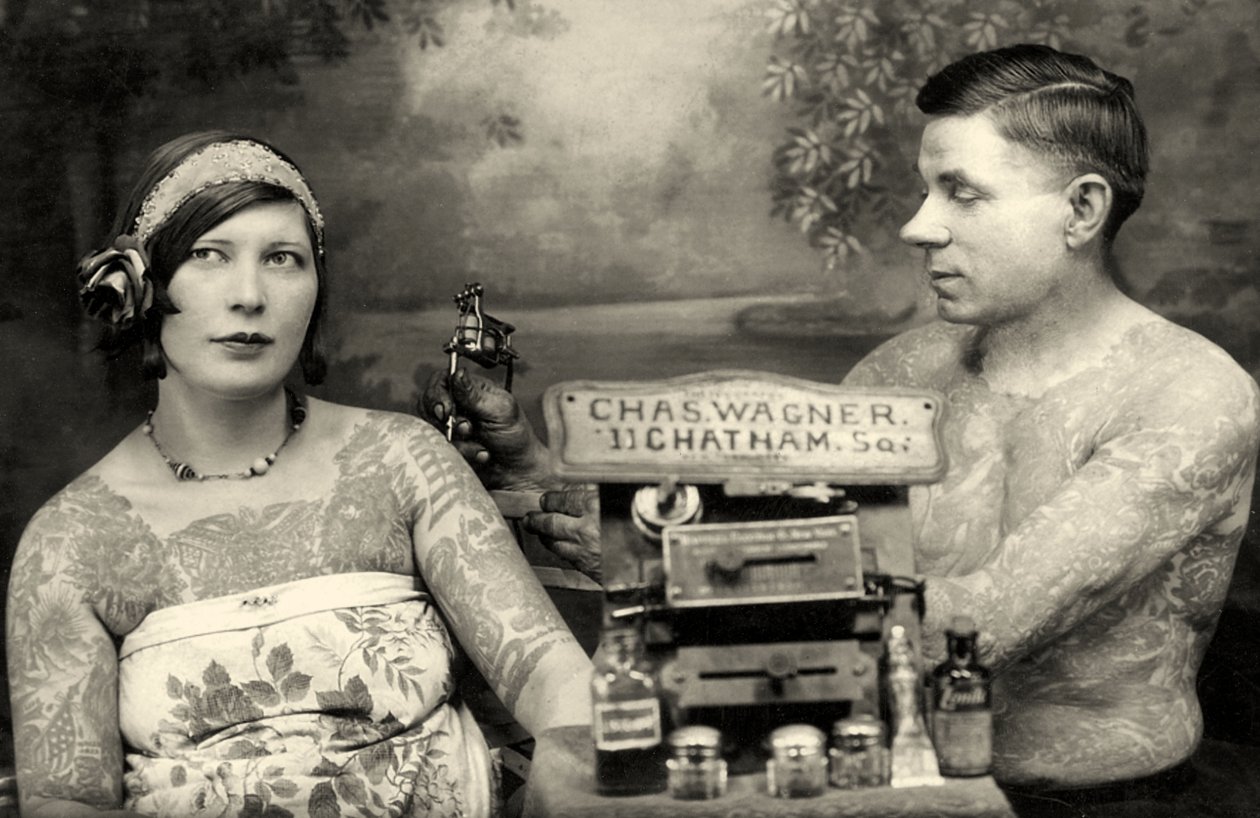 Charles Wagner tatoverer en klient med sin nyligt patenterede tatoveringsmaskine. ca. 1905 af Unbekannt Unbekannt