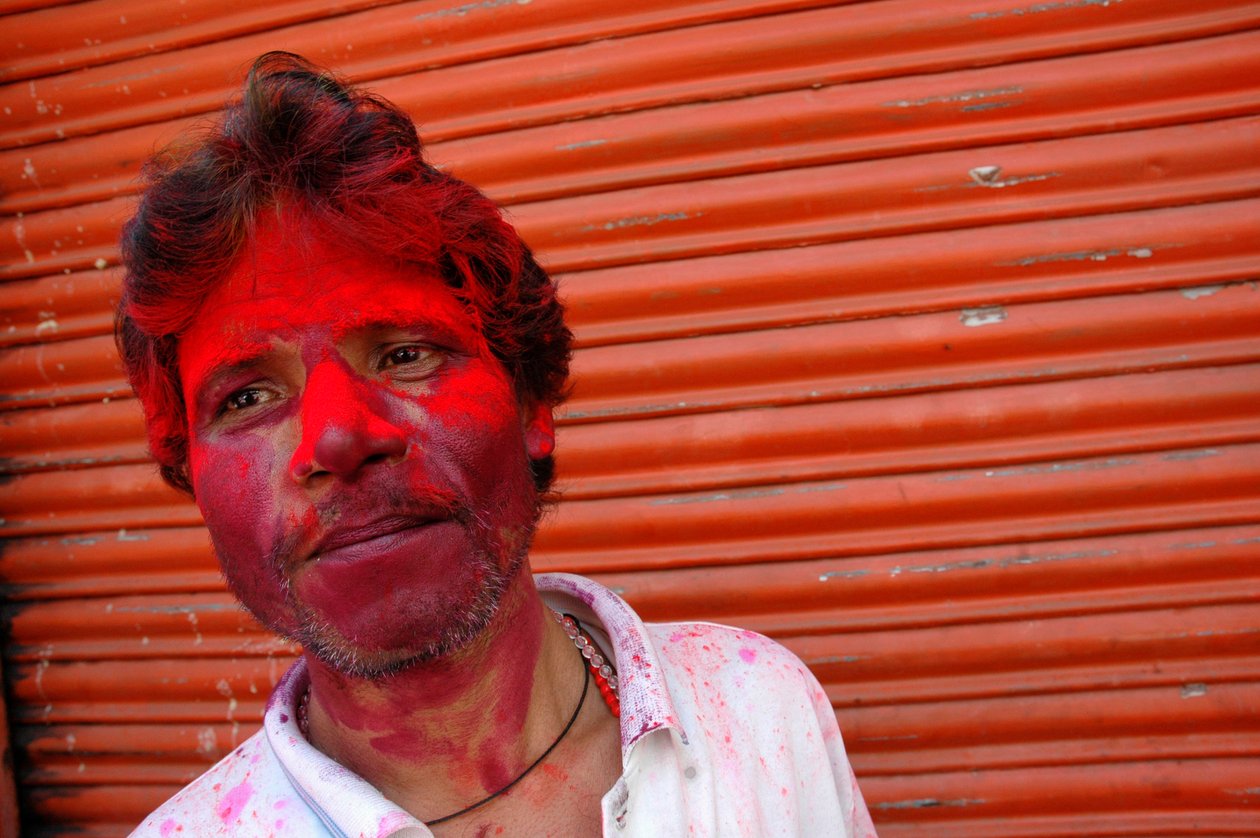 Portræt af en farvet smurt mand under holi-festivalen. Kolkata, Indien. 4. marts 2007. af Unbekannt Unbekannt