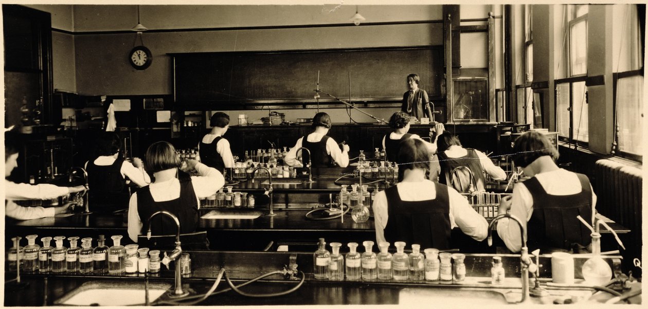 Naturvidenskabslektion ved London Grammar School for Girls, 1936 af Unbekannt Unbekannt