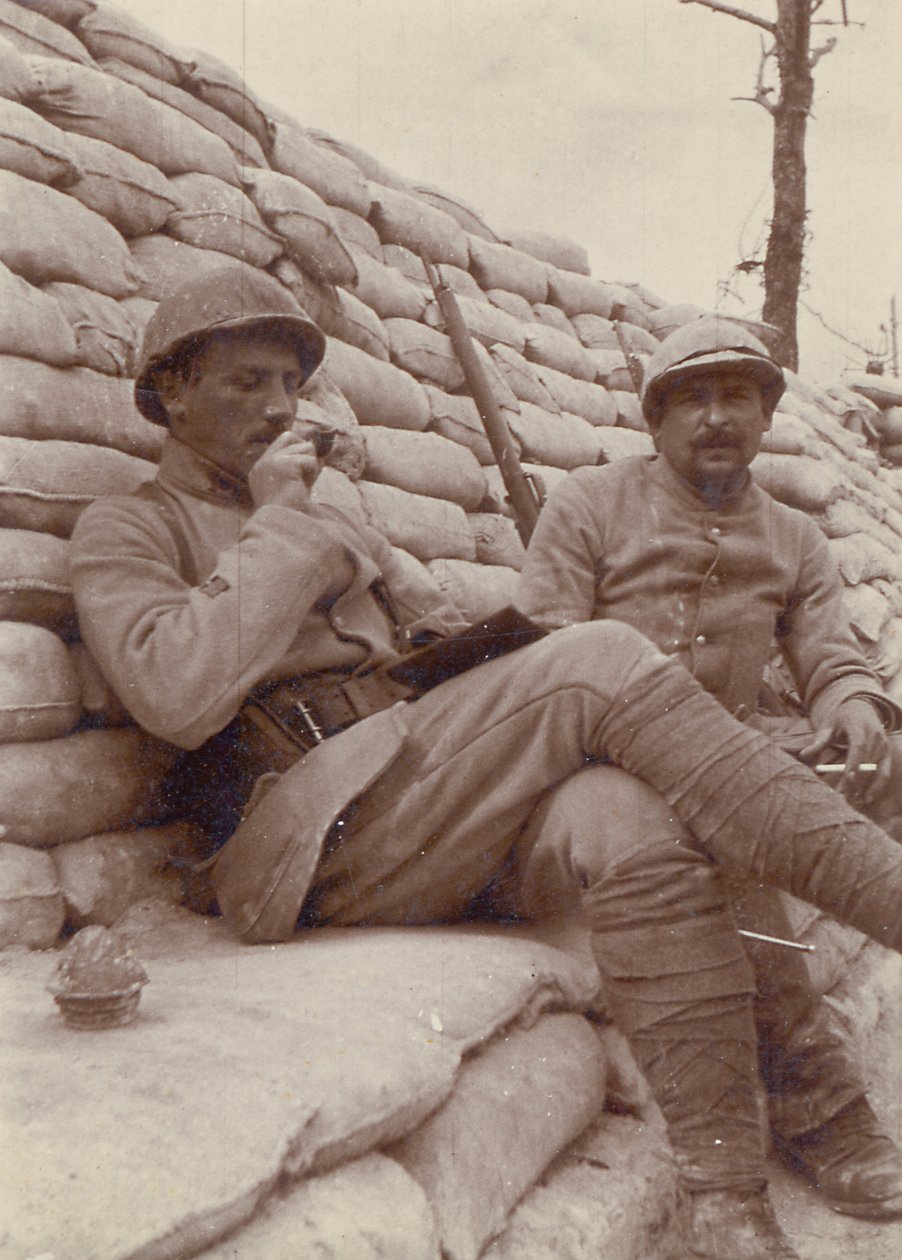 To soldater, der ryger i en skyttegrav, Første Verdenskrig, 1914-18 af Unbekannt Unbekannt