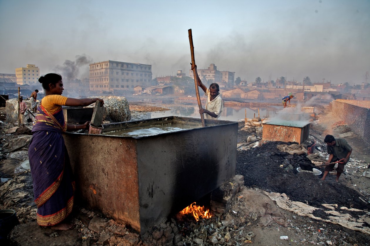Arbejdere, der koger læderaffald for at lave lim, i Hazaribagh-området ved siden af Buriganga-floden i Dhaka, Bangladesh. Ligesom mange andre industrier, der ikke er bekymrede over de miljømæssige faktorer, forårsager garverier også alvorlige skader på mil af Unbekannt Unbekannt