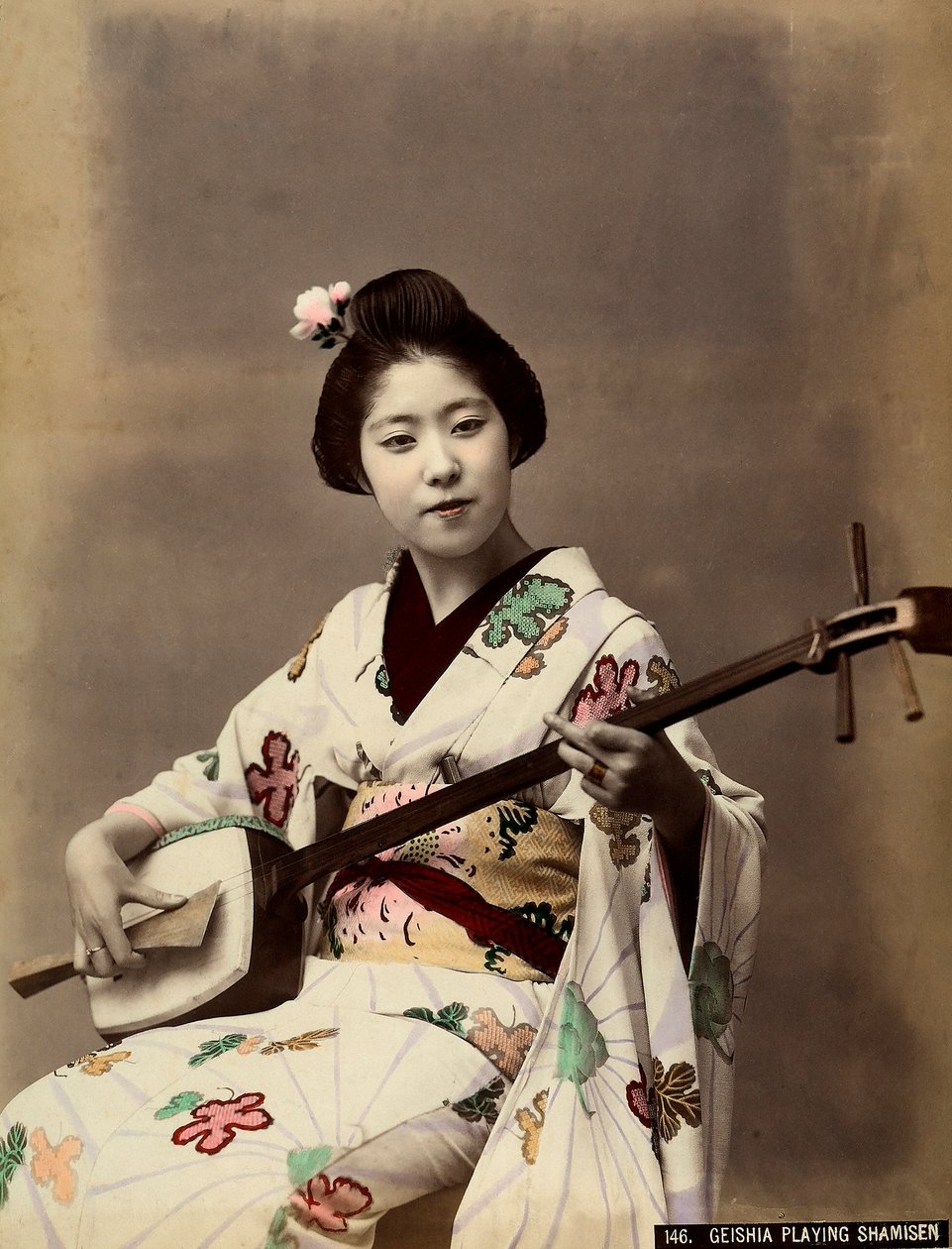 En geisha, der spiller shamisen (farvet foto) af Unbekannter Künstler