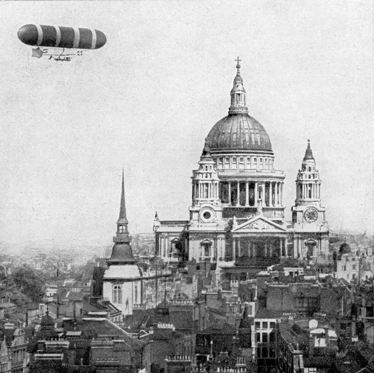 Britisk militærluftskib runder St Paul