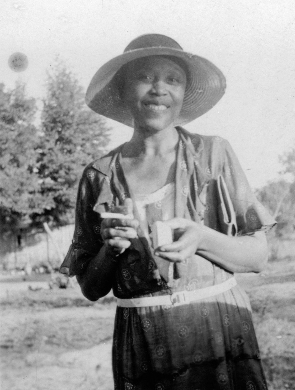 Smilende kvinde, ca. 1935 (s/h-billede) af Benjamin Baud