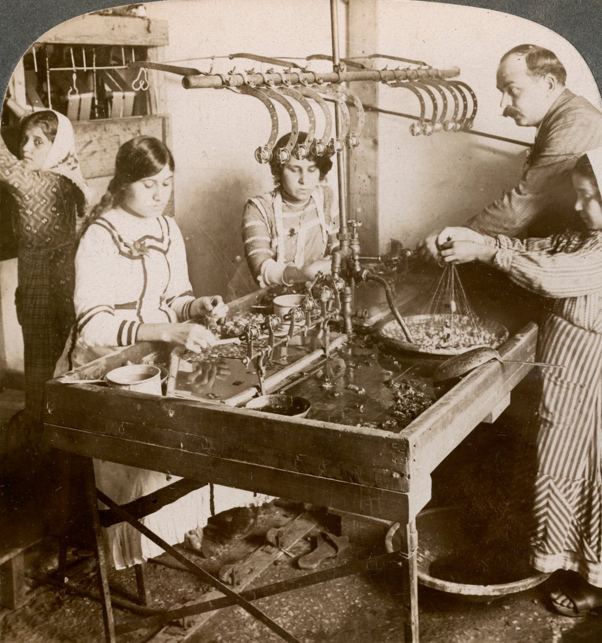 Fremstilling af silke, Syrien, 1900-tallet. af Underwood and Underwood