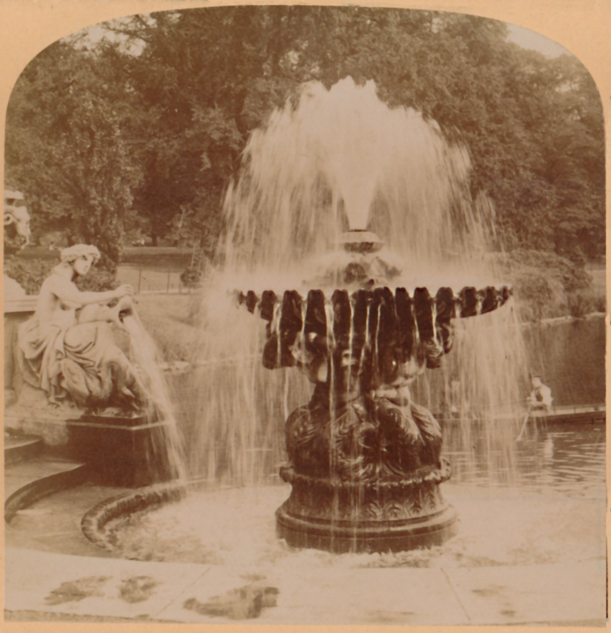 The Large Fountain, London, England, 1896. af Underwood and Underwood