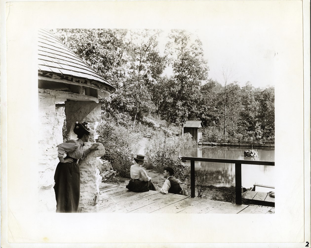 Gruppe i Spring Lake Park, øst for Fenton, Missouri af Unknown