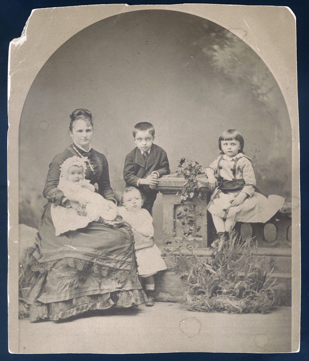 Kate Chopin med sønnerne Frederick, George, Jean og Oscar. af Unknown