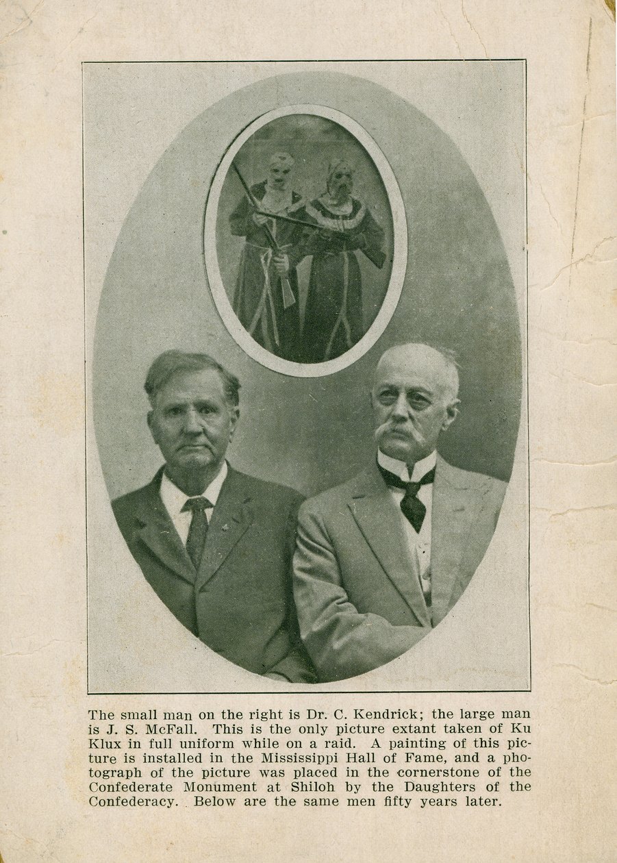 Fotografi af to mænd i civile dragter under et billede af to Ku Klux Klansmen af Unknown