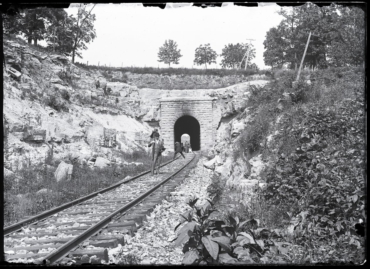 Fotografer på sporene ved Meramec Highlands Tunnel af Unknown