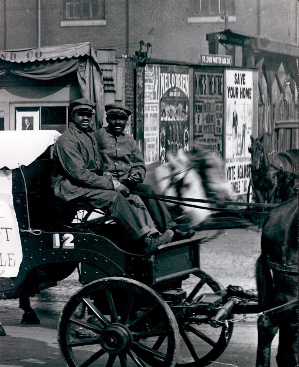 Teamsters kører en byaskevogn i en parade med sanitetsudstyr på Market Street af Unknown