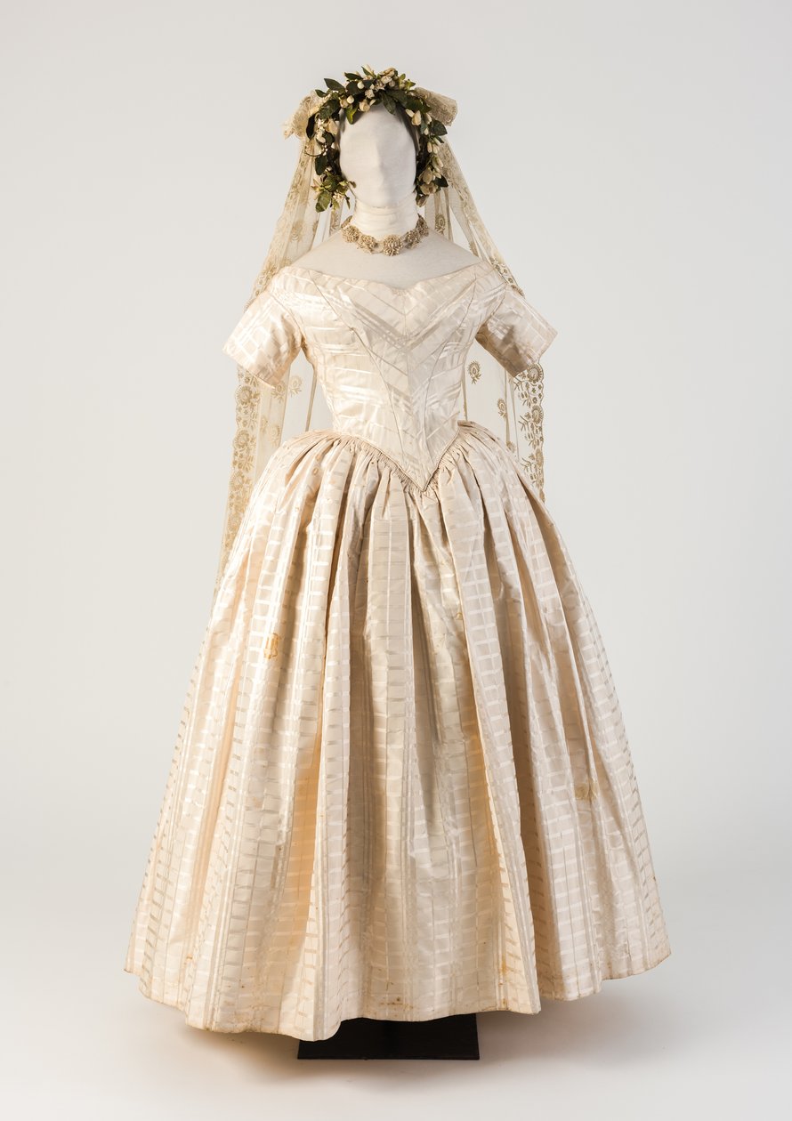 Hvid vævet silkebrudekjole, med broderet netblondeslør, 1840