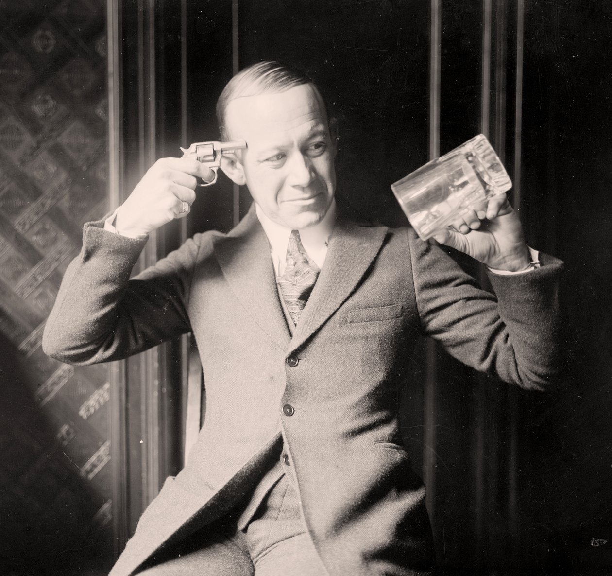 Ernie Hare efterligner sin utilfredshed over forbud, ca. 1920 af Unknown