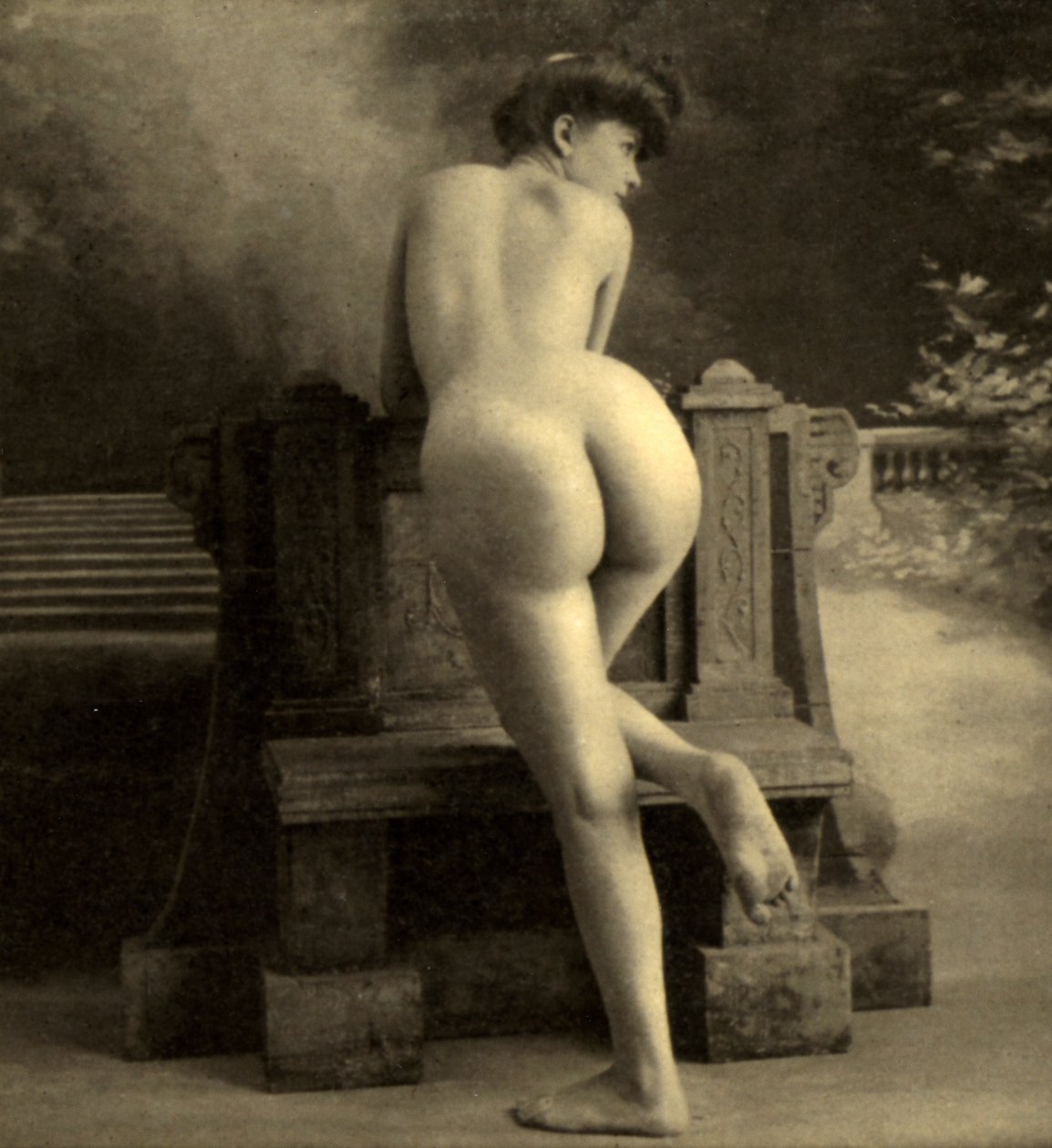 Nøgen kvinde, ca. 1900 (sepia-billede) af Unknown