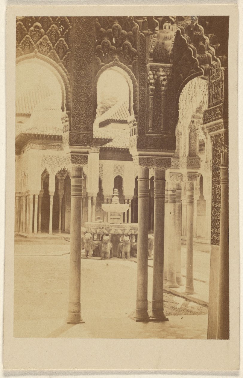 [Interiørbillede af søjler, Alhambra]. af Unknown artist