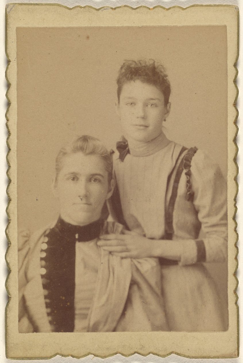 [Mor siddende, datter stående]. af Unknown artist