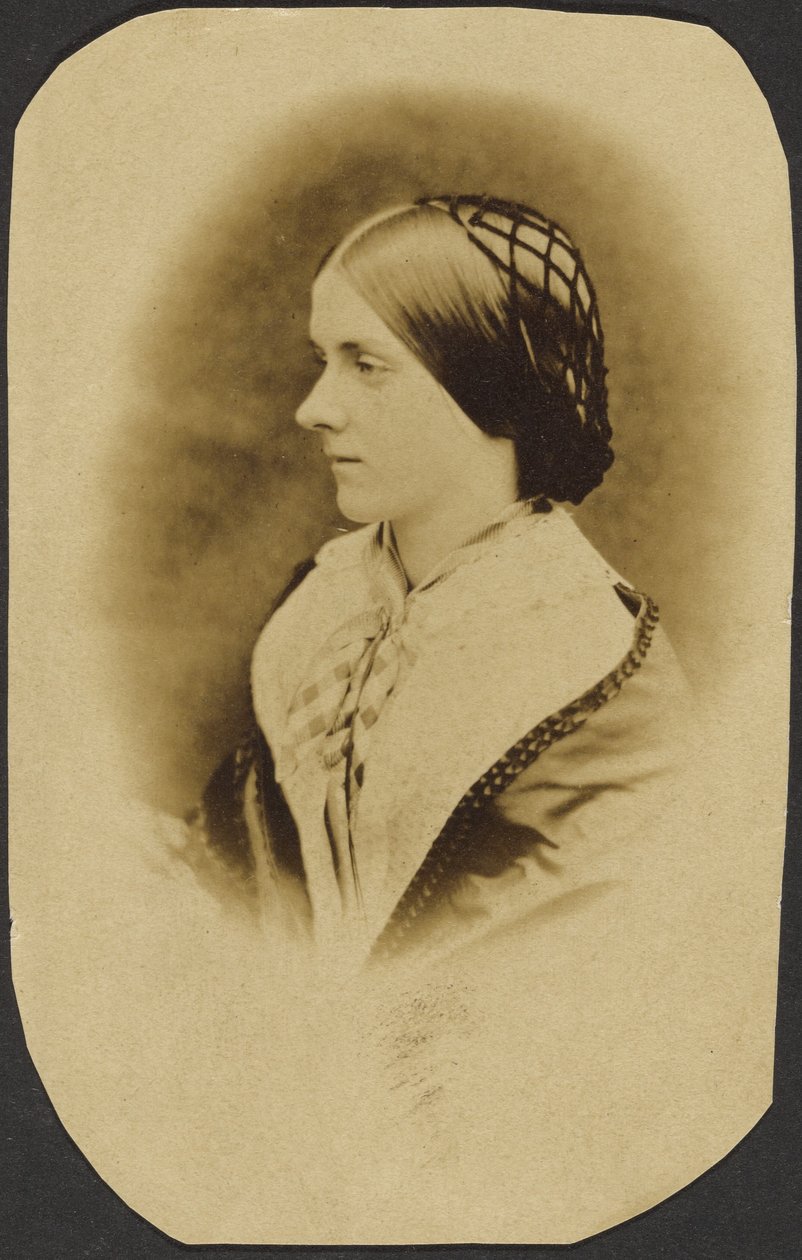 [Portræt af kvinde iført snood]. af Unknown artist