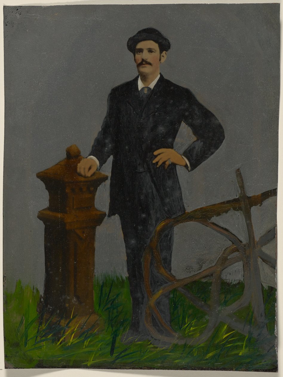 [Portræt af stående mand med hat]. af Unknown artist/maker