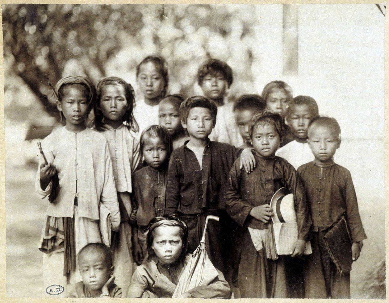 Vietnamesisk børnegruppe, v. 1895. af Unknown photographer