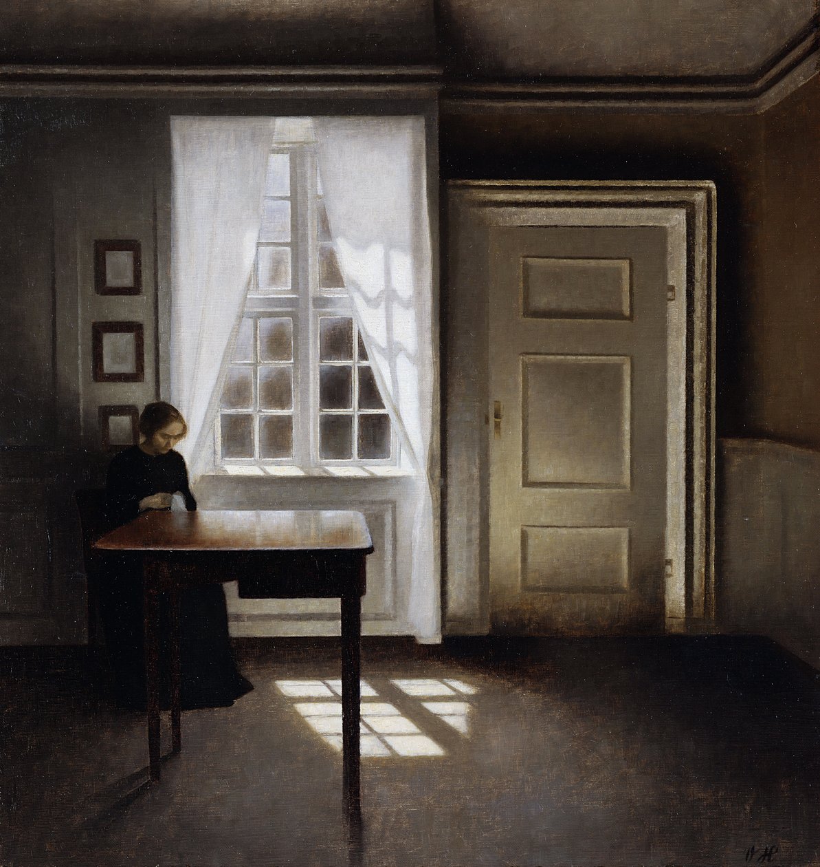 En kvinde, der syr i et interiør af Vilhelm Hammershoi