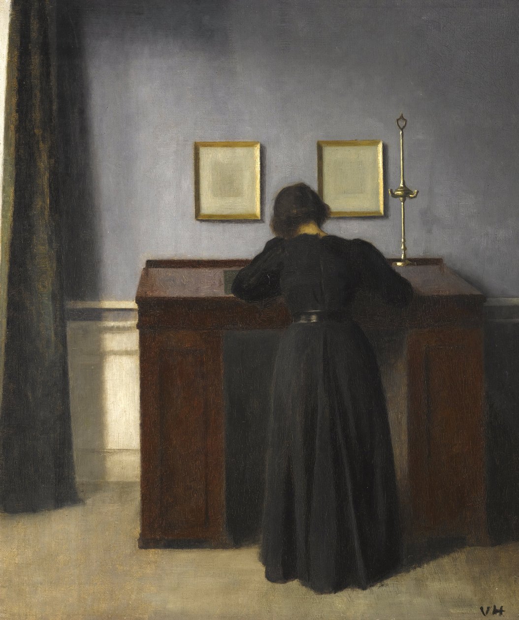 Ida står ved et skrivebord, 1900 af Vilhelm Hammershoi