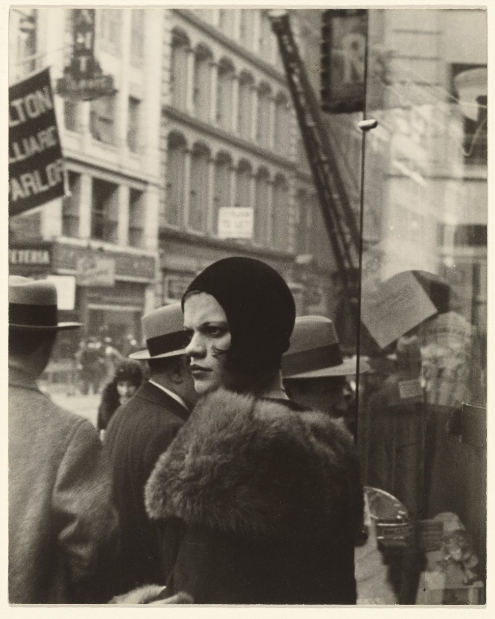 Pige i Fulton Street, New York af Walker Evans