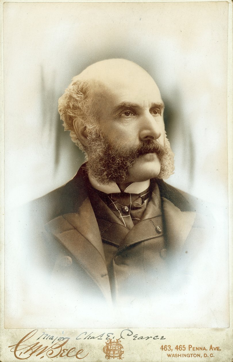Busteportræt af Charles E. Pearce iført jakkesæt, vest og slips af Washington D.C. C.M. Bell
