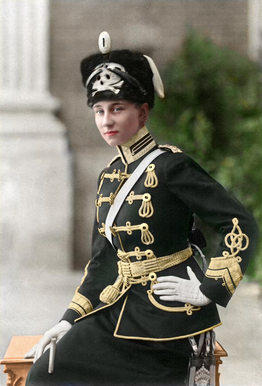 Viktoria Luise fra Preussen i en kranium-og-hals-husaruniform af Wilhelm Niederastroth