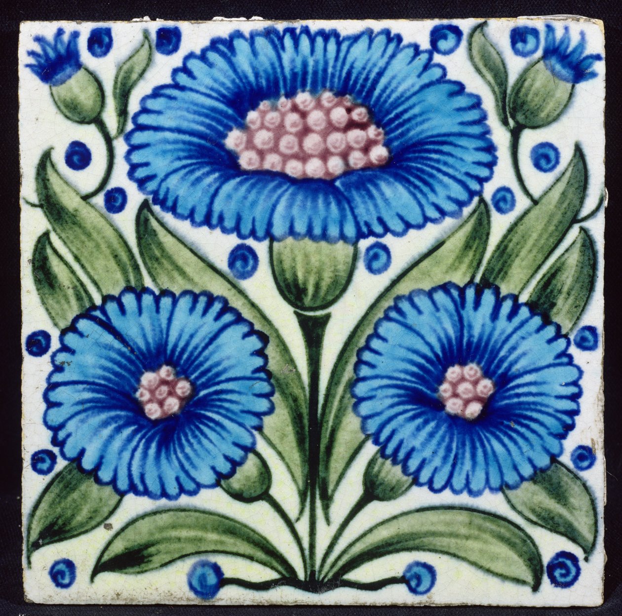 Flise med blomsterdesign i persisk stil (keramik) af William de Morgan