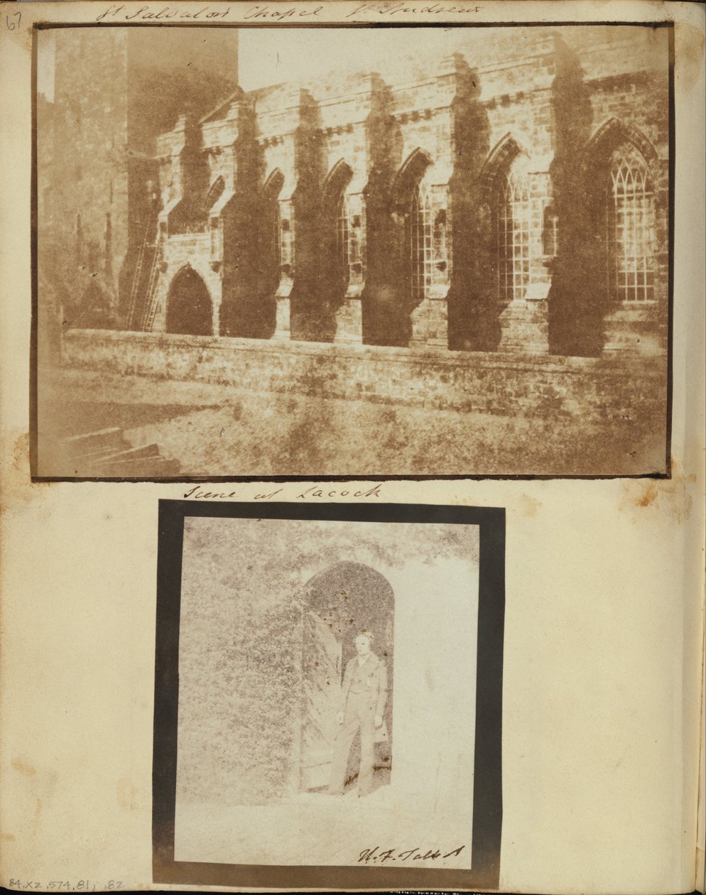 En mand, der står i en døråbning i Lacock Abbey af William Henry Fox Talbot
