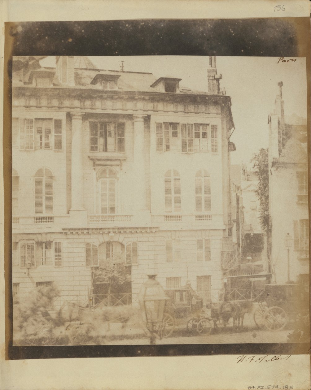 Vogne før en Paris -bolig. af William Henry Fox Talbot