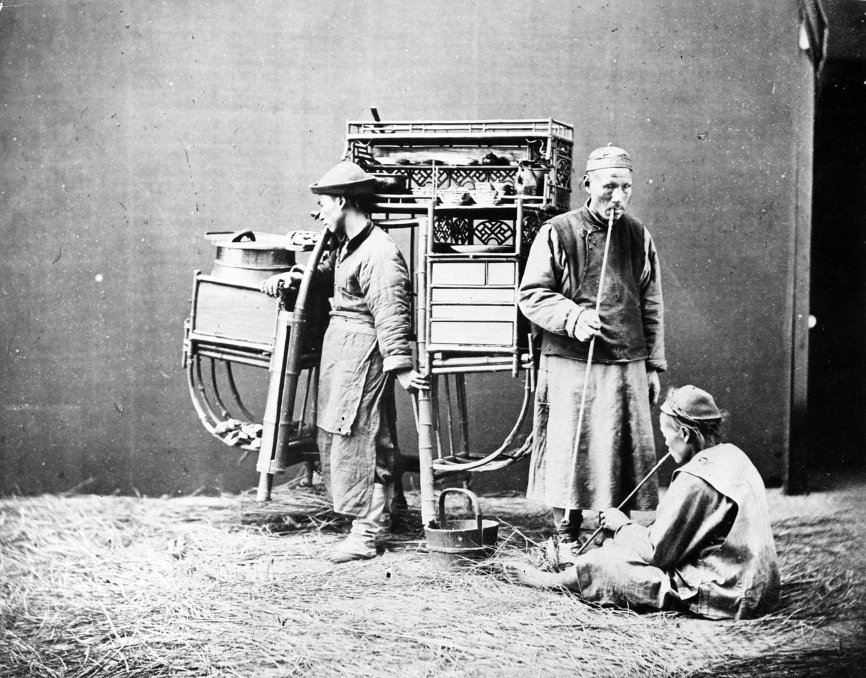 Poseret portræt af en gademadssælger, ca. 1875 af William Saunders