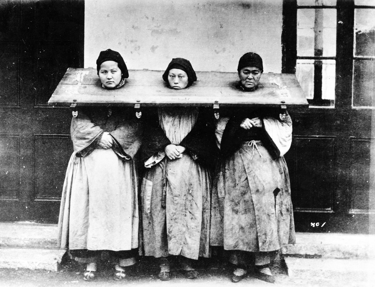 Straf for lette forbrydelser, Kina, ca. 1880 af William Saunders