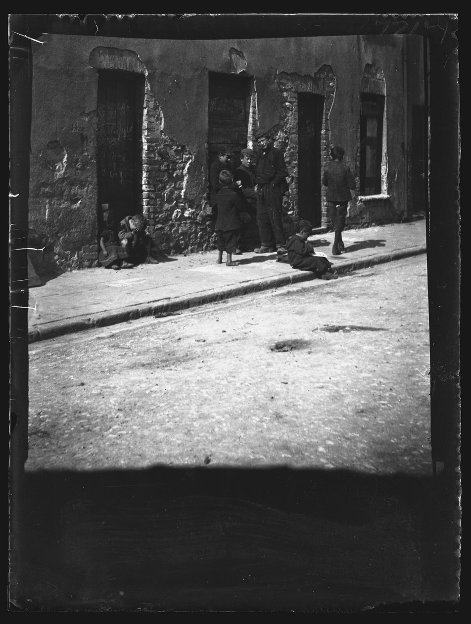 Halket Street, Cardiff, 1892. af William Booth