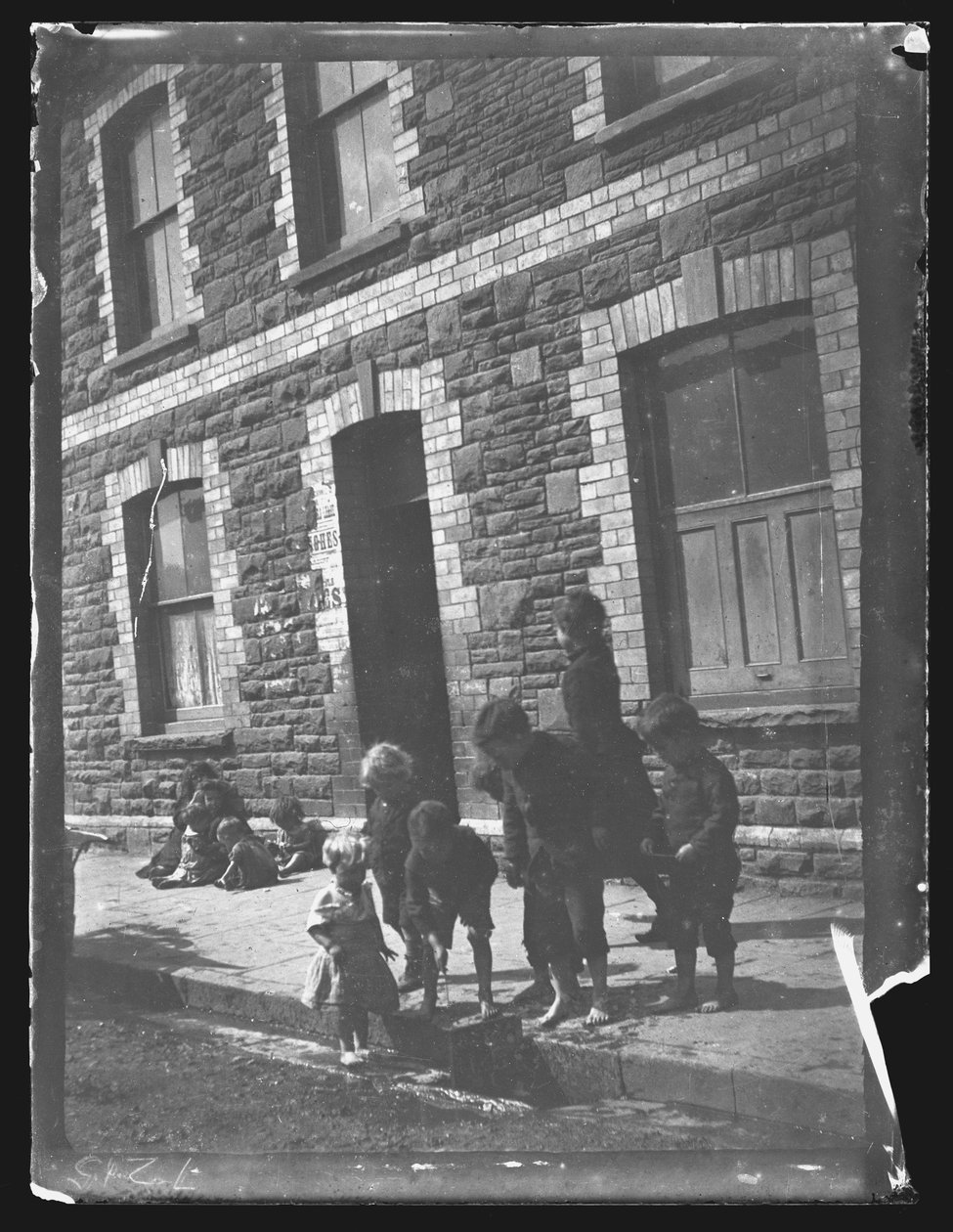 Nora Street, Cardiff, 1893. af William Booth