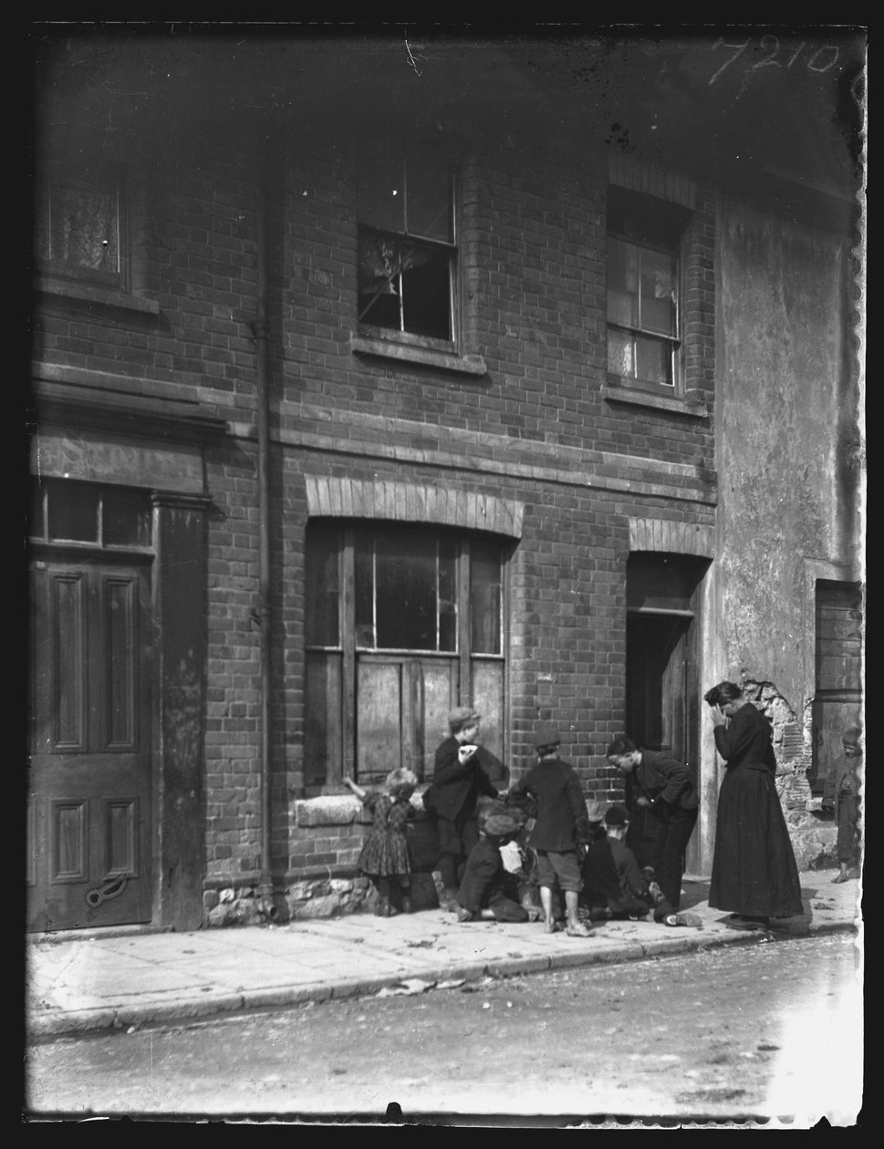 Nora Street, Cardiff, 1893. af William Booth