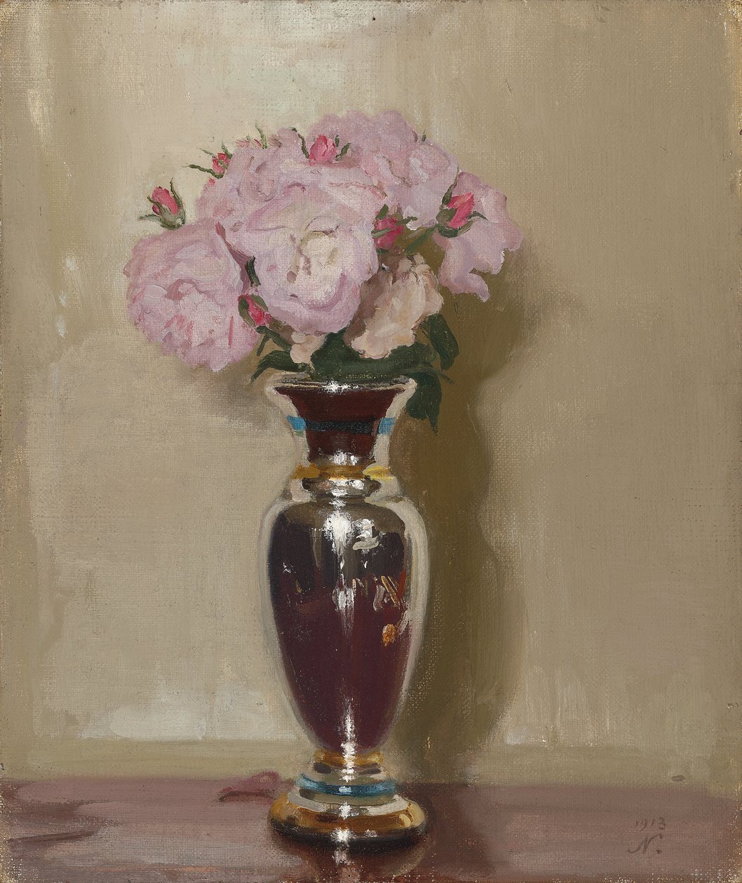 Lyserøde roser i en sølvglansvase af William Nicholson
