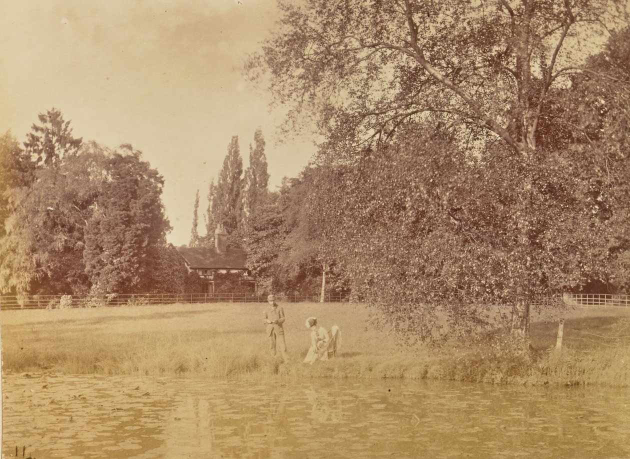 [Dam nær et landsted] af Willoughby Wallace Hooper