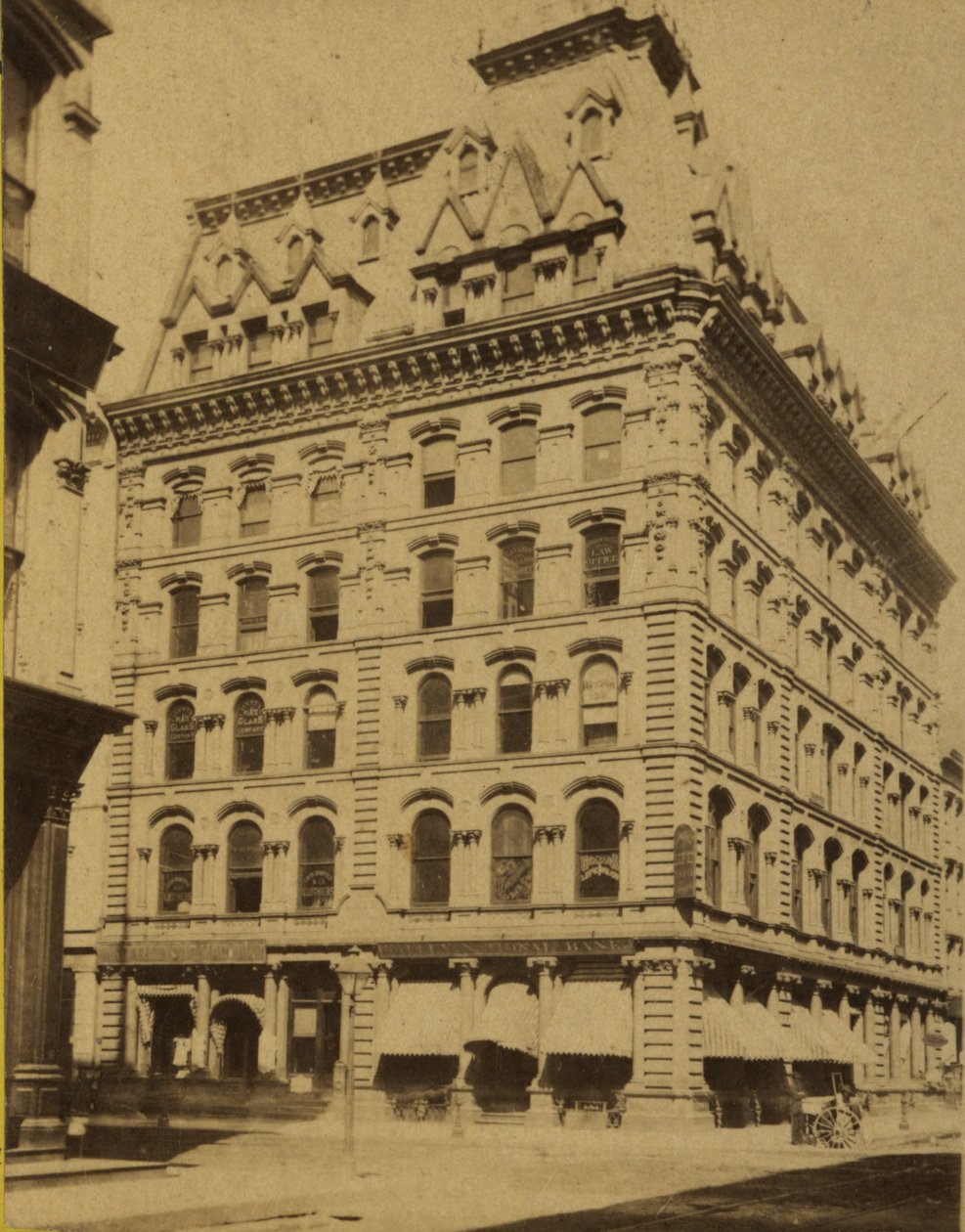 sanger Symaskine Virksomhedsbygning. Fifth Street (Broadway) og Locust Street. Bygget i begyndelsen af 1870